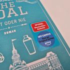 Texte: "THE GOAL", "JETZT ODER NIE", "ROMAN", "SPIEGEL Bestseller-Autorin", "OFF CAMPUS Now an Original Series prime". Auf blauem Hintergrund.