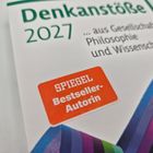 Text: "Denkanstöße 2027 ... aus Gesellschaft, Philosophie und Wissenschaft." Aufkleber: "SPIEGEL Bestseller-Autorin." Bunte Streifen unten.
