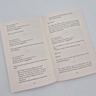 Eine aufgeschlagene Buchseite mit E-Mail-Dialogen zwischen Charlotte und Miranda über ein Ereignis am 8. Dezember 2018. Seiten 104-105.