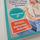 SPIEGEL Bestseller-Autorin. Von der Macherin der Finanzplattform Fortunalista. Frau in heller Jacke und Jeans.