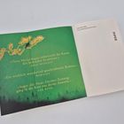 „Clara Maria Bagus beherrscht die Kunst des heilenden Erzählens.“ Grüner Hintergrund mit Baumsilhouette, Text links.