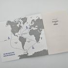 Links: "DIE WELTREISE MIT HUHN IM ÜBERBLICK". Rechts: "Seefahrt mit Huhn". Eine Weltkarte mit blauen Linien und Booten.