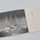 Text: JULIAN SANCTON, IRRENHAUS AM ENDE DER WELT. Foto einer historischen Segelschiff-Illustration, eingefroren im Eis.
