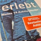 Text: "Meine 14 Achttausender", "SPIEGEL Bestseller-Autor". Zwei Personen in Winterkleidung umarmen sich in einer Berglandschaft.