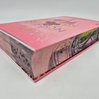 Text: "Season". Ein rosafarbenes Buch mit einer Abbildung einer Burg und eines Gartens auf dem Schnitt.