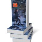 Buchtitel: "Curse of Shadows". Autor: Liane Mars. Abbildung einer Frau mit Schwert vor einem Wolf in nächtlicher Szenerie.