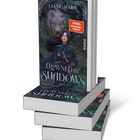„Liane Mars - Crowned by Shadows“. Frau mit Wolf in düsterem Wald auf einem Buchstapel, oranger Sticker „SPIEGEL Bestseller“.