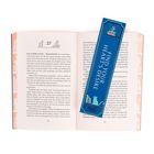 Ein blaues Lesezeichen mit der Aufschrift "FIND YOUR HEART'S DESIRE" liegt auf einem geöffneten Buch bei Seite 222.