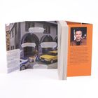 Ein Buch mit Text über Jo Fischer und seine Krimis, daneben eine Illustration mit Figuren und Autos vor einem Gebäude.