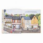 Texte: „In einer kleinen, geschäftigen Straße“; „Der Bücher-Dachs“; „Fuchs & Sohn Maßschneiderei“; „Der Speichen-Hai“; „Das Vogelhäuschen“. 

Illustration: Belebte Straßenszene in einer kleinen Stadt mit Geschäften, Personen und Aktivitäten.