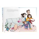 „Mama lacht. Sie kommt dazu und bald sind sie...“ Illustration: Familie spielt lachend zusammen, umgeben von Sofa und Pflanzen.