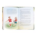 Eine bunte Illustration: Zwei Kinder spielen fröhlich Fußball auf einer Wiese. Textseite eines Buches.
