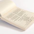 Ein geöffnetes Buch zeigt eine Seite mit Symbolübersicht und Texten. Oben steht: "Alle Symbole auf einen Blick".