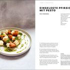 Titel: "Eingelegte Pfirsiche mit Pesto". Zutaten aufgeführt, vier Schritte. Tipp: Überprüfung von Peperoni-Schärfe. Links Teller mit Pfirsichen, Feta und Pesto.