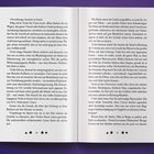 Das Bild zeigt zwei Buchseiten. 

Auf der ersten Seite steht unten: "14 ★ ★ ★ ★"

Textauszug: 

„Verzeihung, keuchte er heiser. Eilig schob Violet ihr Visier hoch..."

Auf der zweiten Seite steht unten: "15 ★ ★ ★ ★"

Textauszug:

"Die Haare waren der Leiche ausgefallen, so auch die Augen..."

Die Typografie ist klar und der Hintergrund ist weiß. Die Schrift ist schwarz.