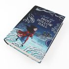 Titel: "Nacht über Frost Hollow Hall" von Emma Carroll. Illustration: Mädchen im roten Mantel in verschneiter Winterlandschaft.