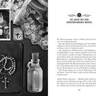 52 DIE SACHE MIT DEM VERSCHWUNDENEN MANTEL. Links: Rosenkranz und Flasche auf Leder, Vintage Fotos auf Spitze.