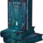 MEMORIES OF STARS AND DUST, Every Dream leaves a Scar. Bücherstapel, mit einem Hirsch und blauen Blättern verziert.