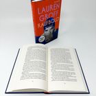 Buch „LAUREN GROFF RAUFBOLD“, daneben aufgeschlagenes Buch mit Text auf den Seiten 118 und 119.