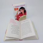 Zwei Bücher: Eins geschlossen mit "Karin Kuschik", "Kleine Storys über große Themen". Eins offen: "Versprich du..." und "Glaub deinen Sorgen nicht".