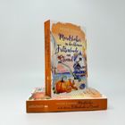 Cover von "Mordsbohei in der kleinen Frittenbude am Strand" von Hesse & Hahn zeigt Strandmotiv mit Möwe und Kürbissen.