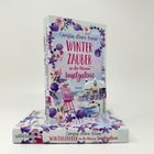 „Winterzauber in der kleinen Inselgalerie“ von Christin-Marie Below. Buchcover mit winterlichem und blumigem Design.