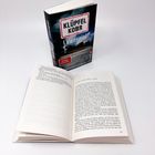 Ein Buch mit dem Titel "Klüpfel Kobr - Laienspiel" steht aufrecht, daneben ein geöffnetes Exemplar.