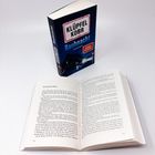 Zwei Bücher: Eines aufgeschlagen, das andere zeigt das Cover "KLÜPFEL KOBR Rauhnacht Kriminalroman".