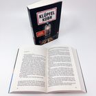 Zwei Bücher: "KLÜPFEL KOBR" und "Schutzpatron". Das zweite Buch ist aufgeschlagen und zeigt eng bedruckte Seiten.