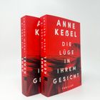 Zwei rote Bücher mit "Anne Kebel, Die Lüge in Ihrem Gesicht, Thriller". Rotes Cover mit Haarillustration.