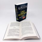 "UND MORGEN DU" von Stefan Ahnhem. Offenes Buch zeigt Kapitel 35, Seiten 210 und 211. Im Hintergrund steht das Buch aufrecht.