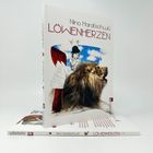 "Nino Haratischwili. LÖWENHERZEN. ullstein." Illustration eines Engels auf einem Löwen, mit Flügeln und rotem Vorhang.