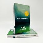 "Roman," "Nobelpreis für Literatur" auf gelbem Kreis, "Menschenwerk" von "Han Kang". Grünes Buch, zwei Exemplare, Verlag "ullstein".