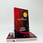 "Die Vegetarierin" von Han Kang, Nobelpreis für Literatur, Ullstein Verlag. Cover mit rotem, abstraktem Design.