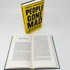 Der stehende gelbe Buchumschlag zeigt: "Moshe Zimmermann. People Gone Mad. Wie die Demokratie sich selbst zerstört." Ein geöffnetes Buch darunter zeigt den Titel "4. Weimar – das verführte Volk."