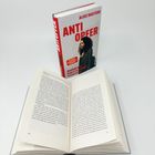 Buch mit rotem Umschlag, Titel: "ANTI OPFER" von Alice Hasters. Ein aufgeschlagenes Buch liegt davor.