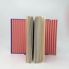 Ein aufgeschlagenes Buch steht zwischen zwei hinteren Umschlägen mit roten und weißen Streifen.