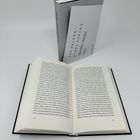 Zwei Bücher: "Das weiße Blatt Papier" von Oskar Roehler. Eines steht aufrecht, das andere liegt aufgeschlagen.