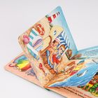 Ein Kinderbuch mit Illustrationen. Kinder am Strand, bunte Schirme, ein Leuchtturm und eine Möwe sind zu sehen.