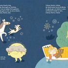 Ein lächelnder Mond reitet ein weißes Pferd, während ein Kind mit Teddy im Bett schläft; der Mond schaut zu.