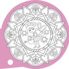 Illustration einer Fee mit Flügeln und Blütenkranz, die eine Gießkanne hält, umgeben von Blumenmustern.