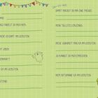 Eine grün karierte Illustration mit Fragen und Linien zum Ausfüllen; freundliches Monster, Fahne, Torte und Kamera gezeichnet.