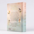 Buchtitel: "A Vow of Light and War", Autor: Ayla Dade. Pastellfarbener Buchrücken mit goldenen Verzierungen.