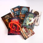 Mehrere "Harry Potter"-Bücher von J.K. Rowling mit fantasievollen, bunten Covern in einem Fächer ausgebreitet.