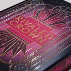 „THE RIVALED CROWN“. Goldglänzender, geometrischer Art-Deco-Stil mit lila und rosa Farbschema.