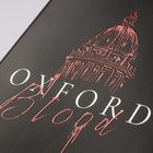 Text: "OXFORD Blood" in roten und weißen Buchstaben. Eine detaillierte Illustration einer Kuppel darüber.