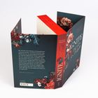 Text: "IGNITE", "Melanie Harlow". Geschlossenes Buch mit floralem Muster, roten Blumen auf schwarzem Hintergrund.