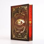 „Crowns of Nyaxia“ in Gold auf einem dunkel gestalteten Buch. Zentrales Motiv: Ein stilisiertes Auge.