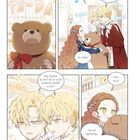 Sprechblasen: "Hier, Tia! Dein Geburtstagsgeschenk!", "Ein Teddybär...", "Die Augen...", "M...Mh?", "Wie findest du ihn?", "Ehh... na ja...", "Das ist eigenartig..."

Eine farbenfrohe Manga-Illustration zeigt einen Teddybär, zwei Kinder und ein Geschenk.