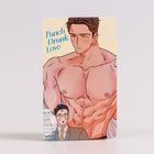 Text "Punch Drunk Love". Illustration: Zwei Männer, einer muskulös mit freiem Oberkörper, der andere im Anzug.